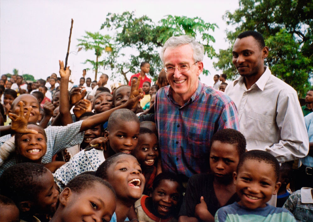 Peter-Bell-with-crowd-of-Mozambique-kids-SM.jpg